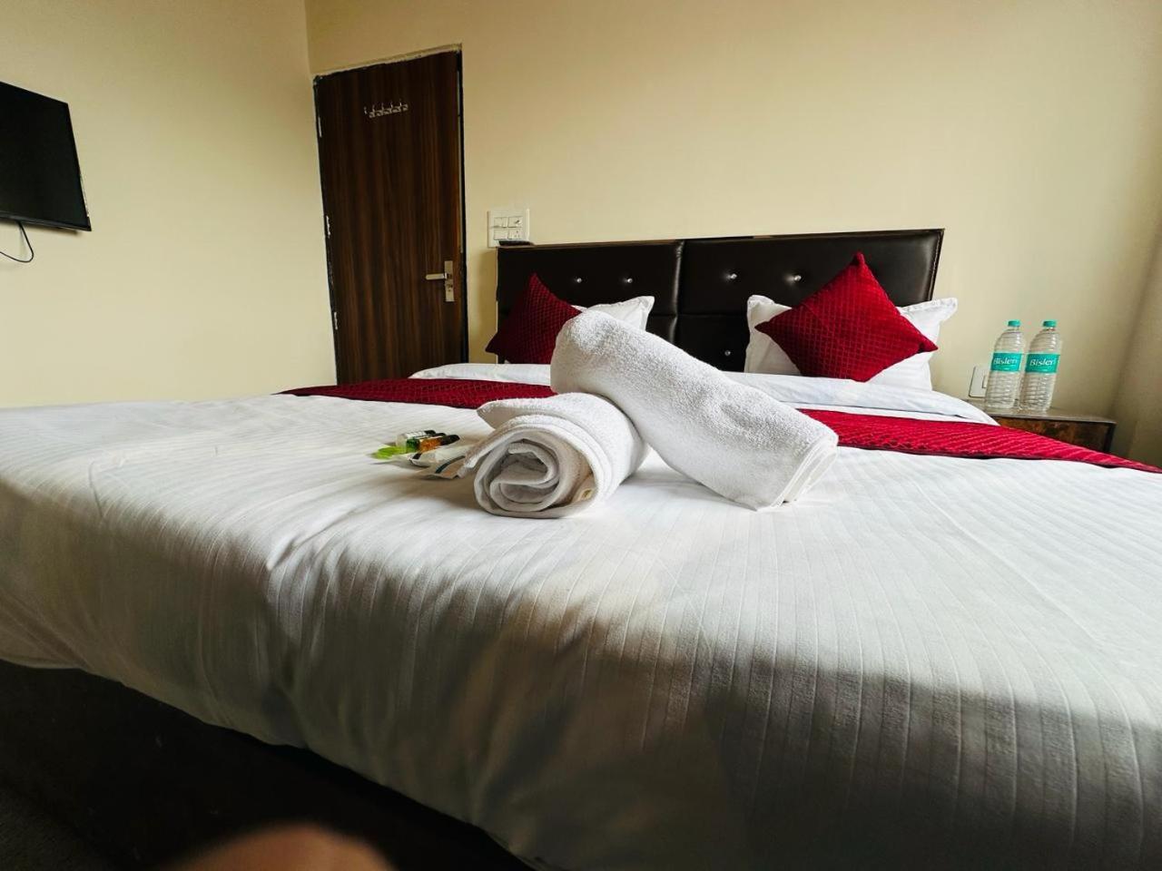 ホテル The Lord Krishna Residency Vrindāvan エクステリア 写真