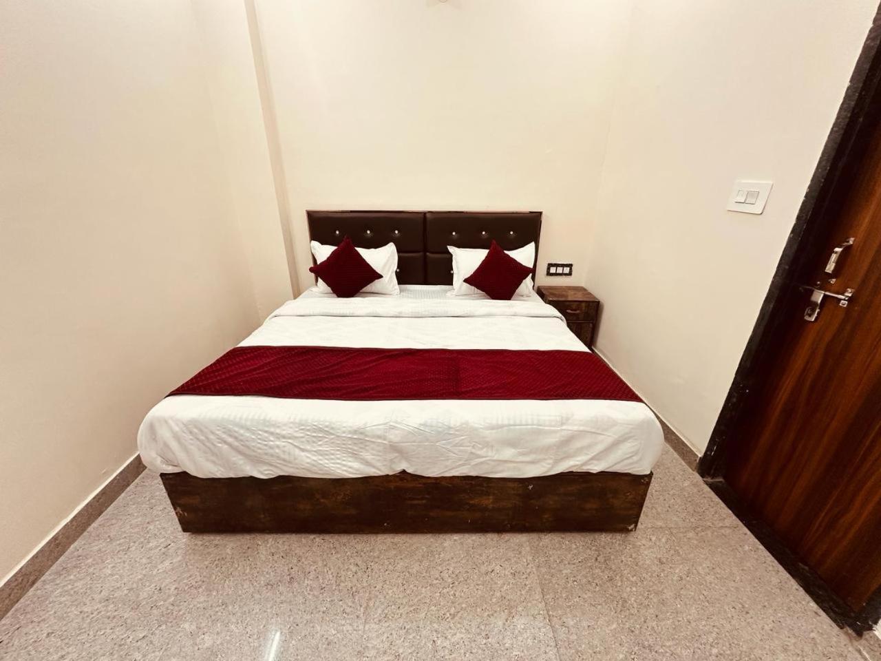 ホテル The Lord Krishna Residency Vrindāvan エクステリア 写真