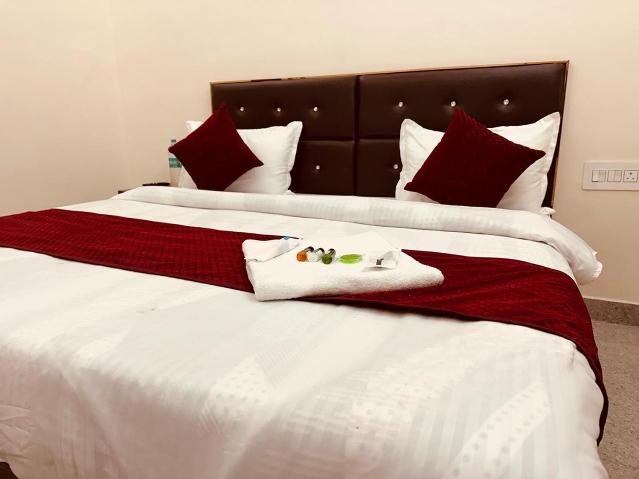 ホテル The Lord Krishna Residency Vrindāvan エクステリア 写真