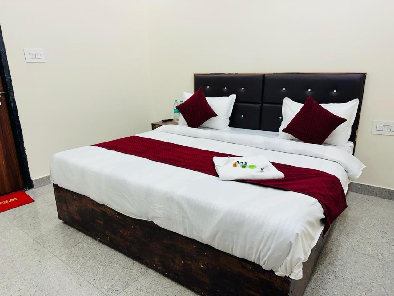 ホテル The Lord Krishna Residency Vrindāvan エクステリア 写真
