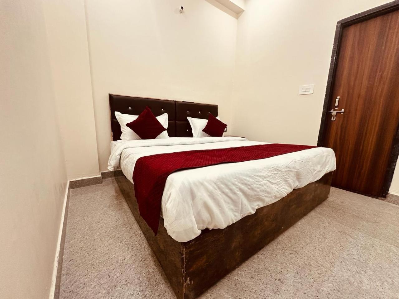 ホテル The Lord Krishna Residency Vrindāvan エクステリア 写真