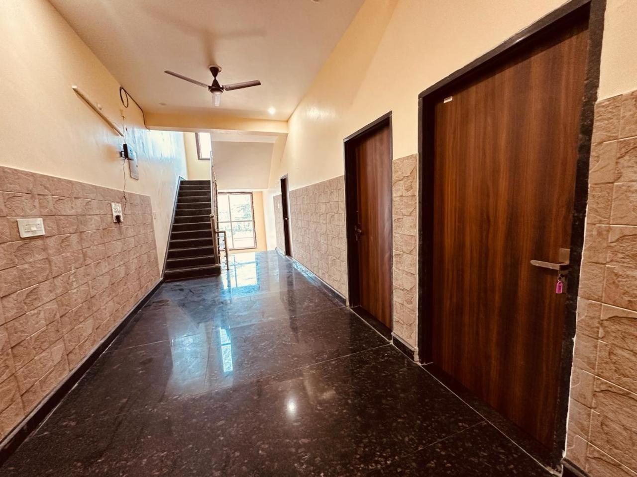 ホテル The Lord Krishna Residency Vrindāvan エクステリア 写真