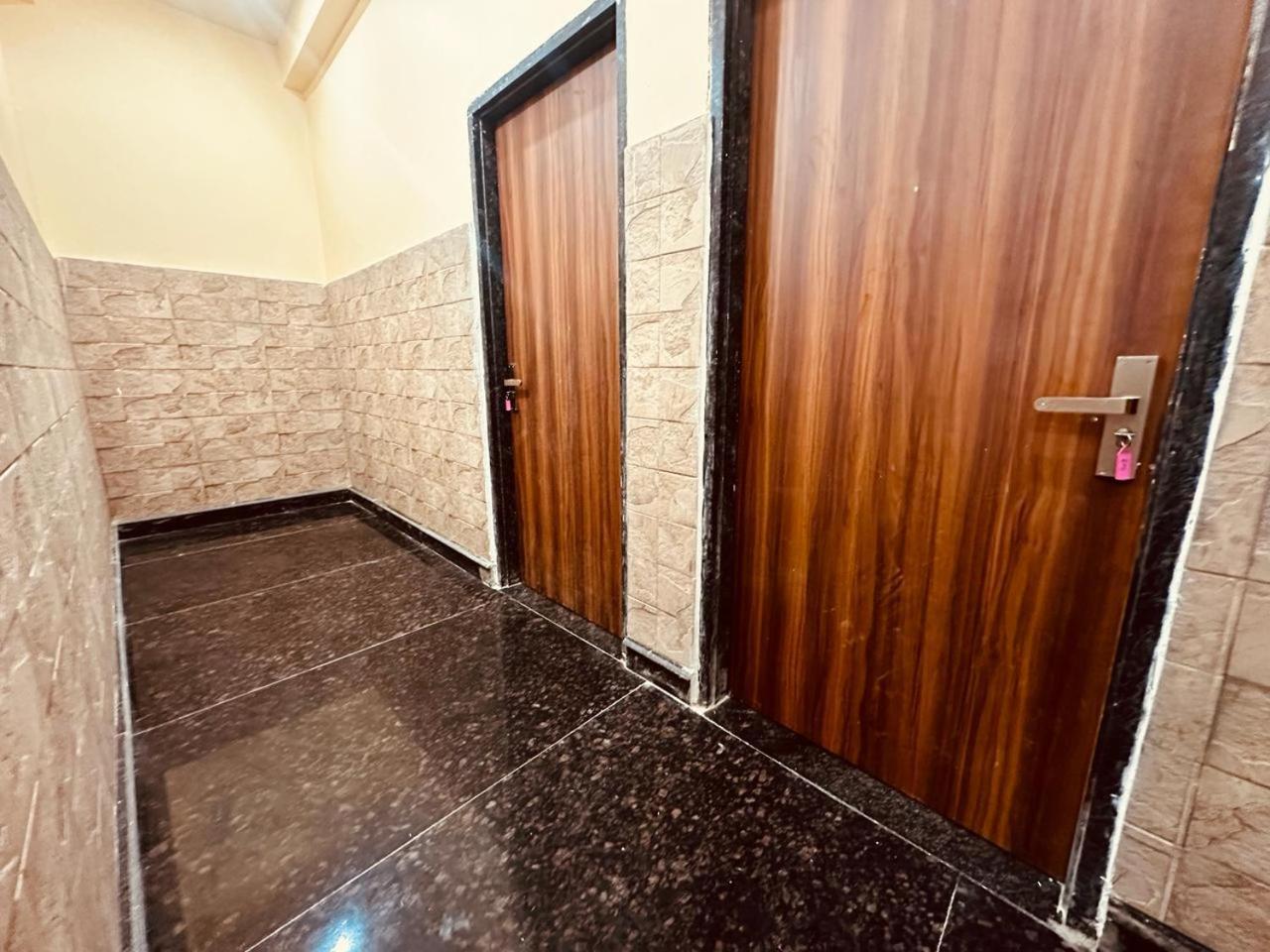 ホテル The Lord Krishna Residency Vrindāvan エクステリア 写真